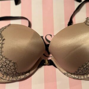 Used Victoria’s Secret very sexy push up pigeonnant bra